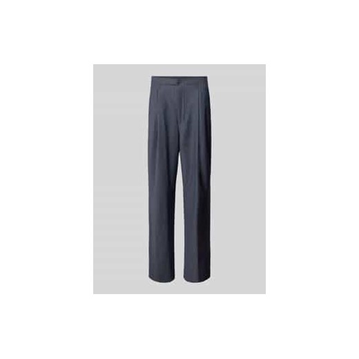 Spodnie o kroju regular fit z zakładkami w pasie i szlufkami na pasek model ‘RAVN’ ze sklepu Peek&Cloppenburg  w kategorii Spodnie męskie - zdjęcie 177853689