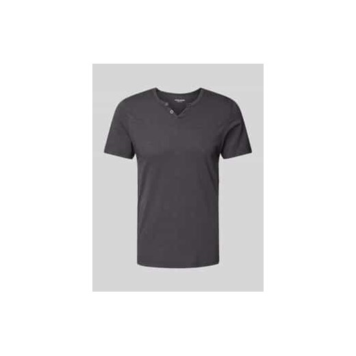 T-shirt z dekoltem w serek ze sklepu Peek&Cloppenburg  w kategorii T-shirty męskie - zdjęcie 177855206