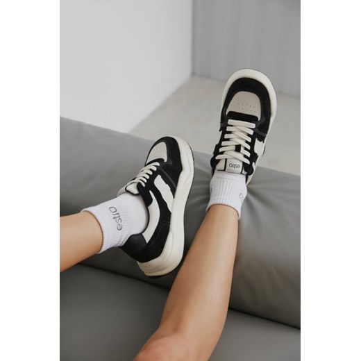 Estro: Biało-czarne sneakersy damskie ze skóry i weluru ze sklepu Estro w kategorii Buty sportowe damskie - zdjęcie 177929179