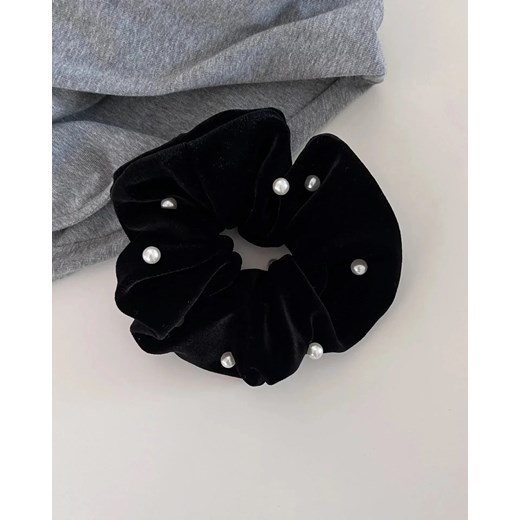 Welurowa frotka do włosów scrunchie z perełkami - Czarny / Uniwersalny ze sklepu Valetta.pl w kategorii Gumki do włosów - zdjęcie 177932009