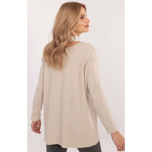 Beżowy sweter z błyszczącą nitką DHJ-BZ-19226.91, Kolor beżowy, Rozmiar uniwersalny, ITALY MODA ze sklepu Primodo w kategorii Swetry damskie - zdjęcie 178011237