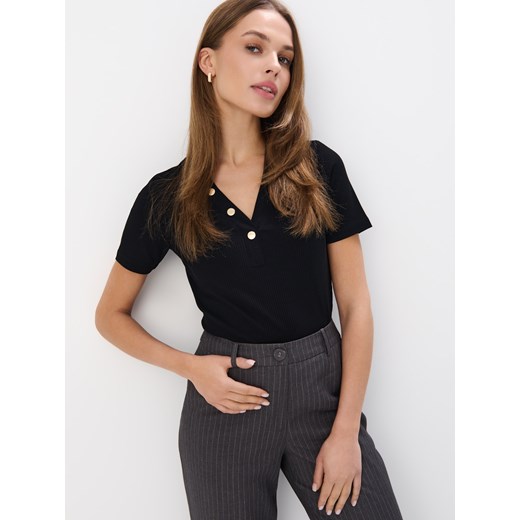 Mohito - Czarny t-shirt z dekoltem V - czarny ze sklepu Mohito w kategorii Bluzki damskie - zdjęcie 178029179