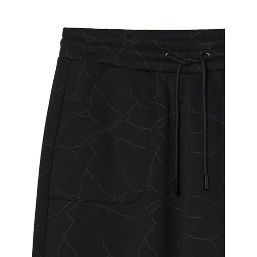 Cropp - Czarne dresowe joggery z nadrukiem all over - czarny Cropp XXL Cropp