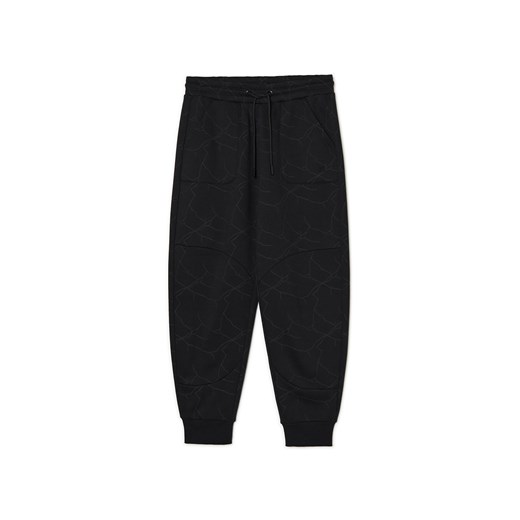 Cropp - Czarne dresowe joggery z nadrukiem all over - czarny Cropp M Cropp