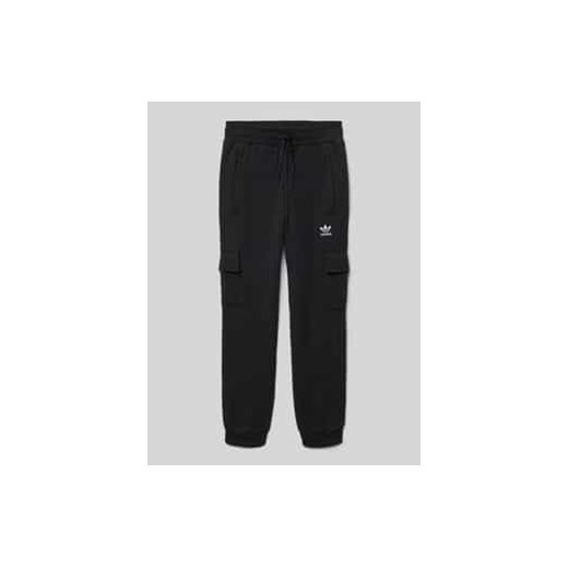 Spodnie dresowe o kroju regular fit z kieszeniami cargo ze sklepu Peek&Cloppenburg  w kategorii Spodnie chłopięce - zdjęcie 178068716