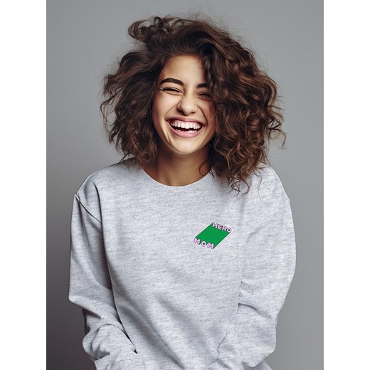 WOOOP Bluza &quot;Hero Mom&quot; w kolorze jasnoszarym ze sklepu Limango Polska w kategorii Bluzy damskie - zdjęcie 178069125