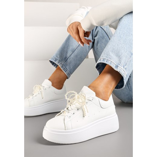 Białe Sneakersy na Grubej Podeszwie Ozdobione Perełkami na Sznurówkach Sellira ze sklepu born2be.pl w kategorii Buty sportowe damskie - zdjęcie 178087546