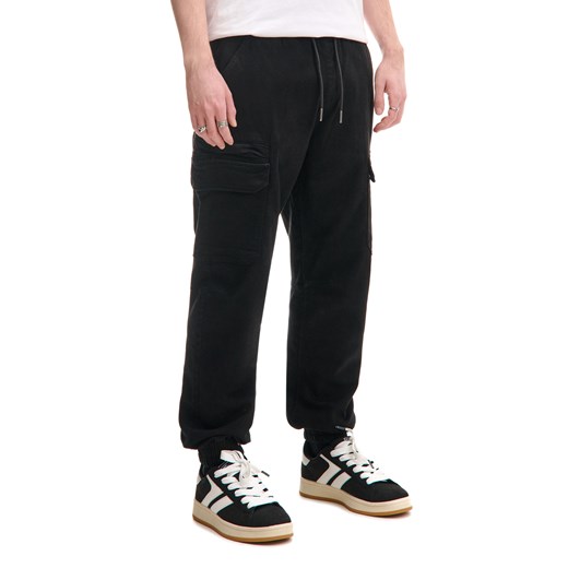 Cropp - Czarne joggery regular z kieszeniami cargo - czarny ze sklepu Cropp w kategorii Spodnie męskie - zdjęcie 178102645