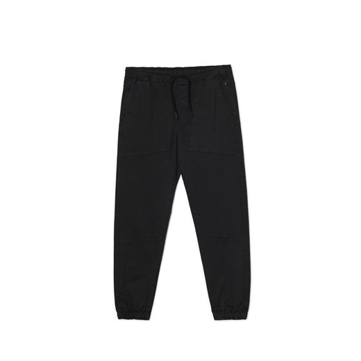 Cropp - Czarne spodnie jogger regular z kieszeniami - czarny ze sklepu Cropp w kategorii Spodnie męskie - zdjęcie 178102656