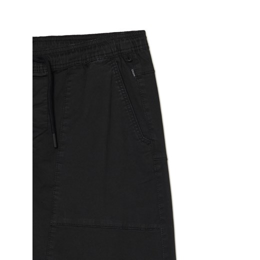 Cropp - Czarne spodnie jogger regular z kieszeniami - czarny Cropp 36 Cropp
