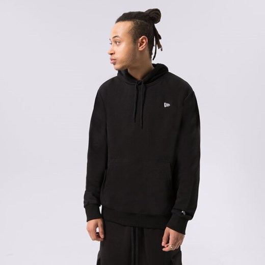 NEW ERA BLUZA Z KAPTUREM NE ESS FLAG HOODY BLK NEW ERA BLK ze sklepu Sizeer w kategorii Bluzy męskie - zdjęcie 178106048