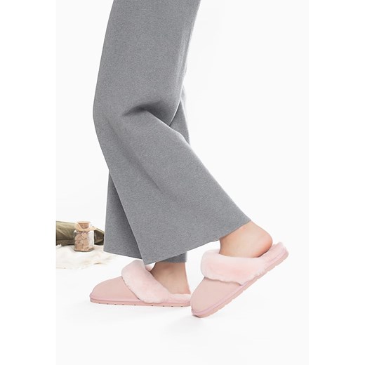 Gooce Wełniane kapcie &quot;Emeline&quot; w kolorze jasnoróżowym ze sklepu Limango Polska w kategorii Kapcie damskie - zdjęcie 178119678