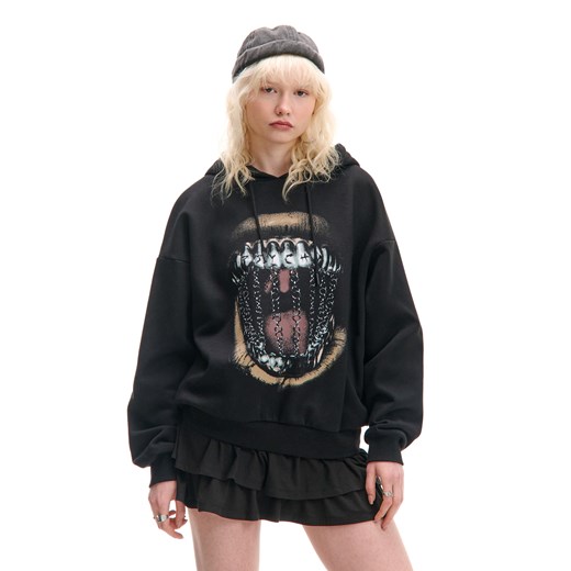 Cropp - Czarna bluza z kapturem i nadrukiem - czarny ze sklepu Cropp w kategorii Bluzy damskie - zdjęcie 178120355