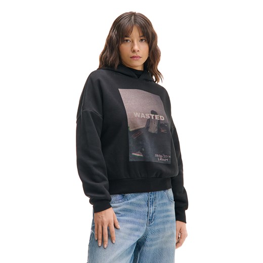 Cropp - Czarna bluza z kapturem i nadrukiem - czarny ze sklepu Cropp w kategorii Bluzy damskie - zdjęcie 178120499