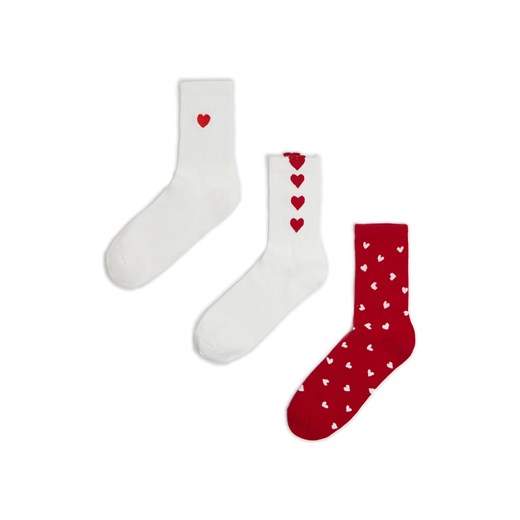 Cropp - 3 pack walentynkowych skarpet w serduszka - biały ze sklepu Cropp w kategorii Skarpetki damskie - zdjęcie 178122715