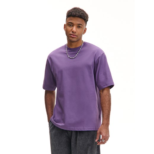Cropp - Basicowa fioletowa koszulka comfort - fioletowy ze sklepu Cropp w kategorii T-shirty męskie - zdjęcie 178139525