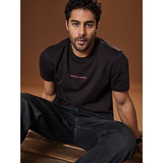 Sinsay - Koszulka z napisem - brązowy Sinsay XS Sinsay