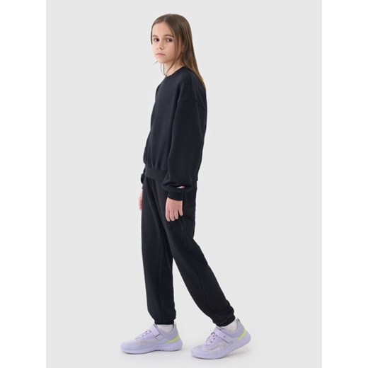 Dziewczęce spodnie dresowe joggery 4F 4FJWSS25TTROF0950 - czarne ze sklepu Sportstylestory.com w kategorii Spodnie dziewczęce - zdjęcie 178151928