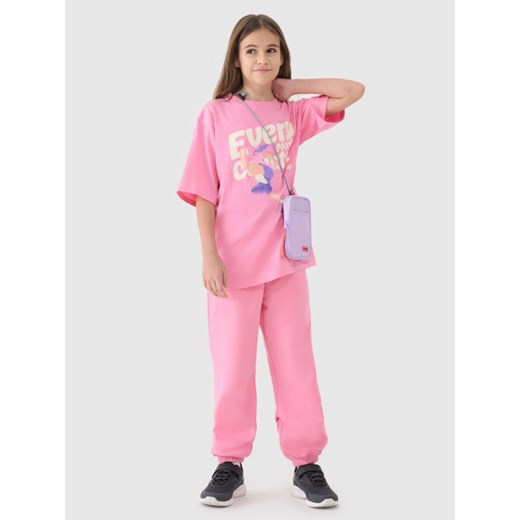 Dziewczęcy t-shirt oversize z nadrukiem 4F 4FJASAW24TTSHF2592 - różowy ze sklepu Sportstylestory.com w kategorii Bluzki dziewczęce - zdjęcie 178151956