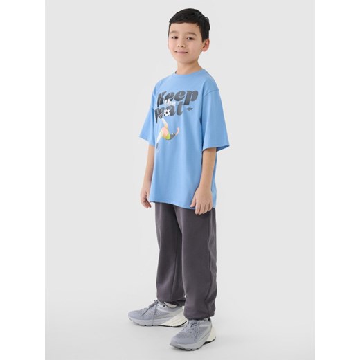 Chłopięcy t-shirt oversize z nadrukiem 4F 4FJASAW24TTSHM2596 - niebieski ze sklepu Sportstylestory.com w kategorii T-shirty chłopięce - zdjęcie 178152035