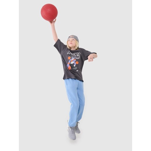 Chłopięcy t-shirt oversize z nadrukiem 4F 4FJASAW24TTSHM2596 - szary ze sklepu Sportstylestory.com w kategorii T-shirty chłopięce - zdjęcie 178152049