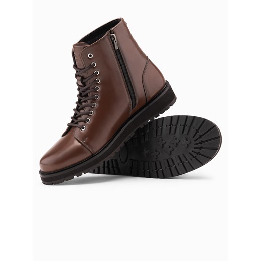 Buty męskie z wysoką cholewką z błyszczącej ekoskóry – ciemnobrązowe V2 OM-FOBO-0175 ze sklepu ombre w kategorii Buty zimowe męskie - zdjęcie 178156048