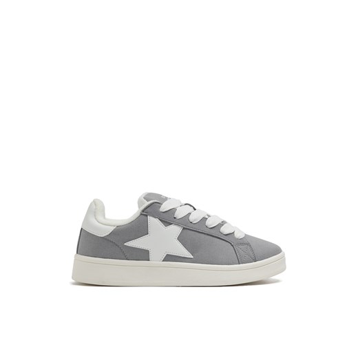 Cropp - Szare sneakersy z ozdobnym wzorem gwiazdy - jasny szary ze sklepu Cropp w kategorii Trampki damskie - zdjęcie 178157899