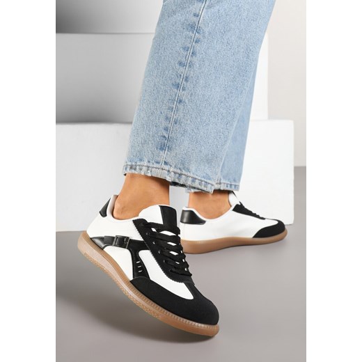 Czarno-Białe Sneakersy w Stylu Kultowych Tenisówek z Ozdobną Klamerką Senaliera ze sklepu born2be.pl w kategorii Buty sportowe damskie - zdjęcie 178166488
