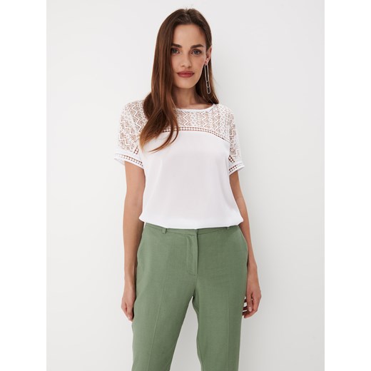 Mohito - Biała bluzka z wiskozy - biały - id: 7055W-00X - marki Mohito - 178168579 Mohito - Biała bluzka z wiskozy - biały ze sklepu Mohito w kategorii Bluzki damskie - zdjęcie 178168579
