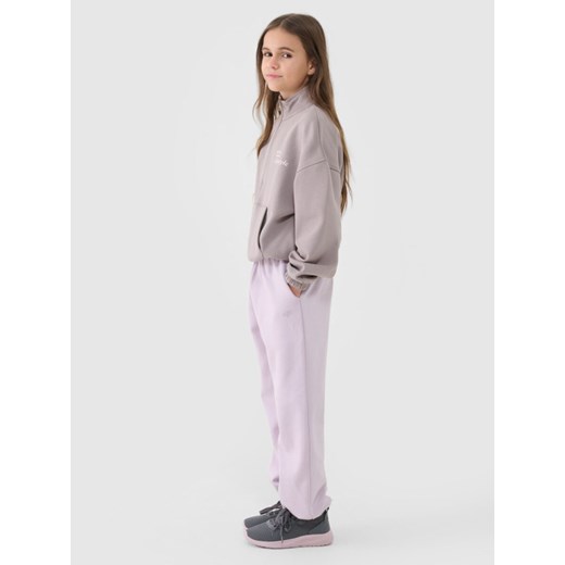 Dziewczęce spodnie dresowe joggery 4F 4FJASAW24TTROF1403 - fioletowe ze sklepu Sportstylestory.com w kategorii Spodnie dziewczęce - zdjęcie 178170409