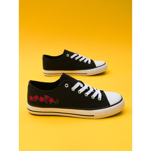 Sinsay - Trampki z haftowanymi kwiatami - czarny Sinsay 39 Sinsay