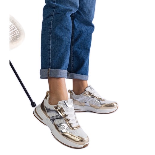 Materiałowe sneakersy sportowe ze złotymi wstawkami ze sklepu ButyModne.pl w kategorii Buty sportowe damskie - zdjęcie 178176515