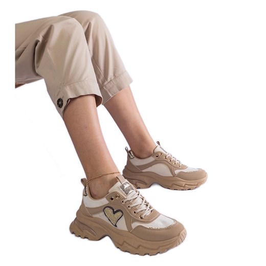 Brązowe sneakersy na platformie z serduszkiem ze sklepu ButyModne.pl w kategorii Buty sportowe damskie - zdjęcie 178178079