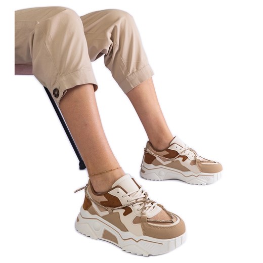 Brązowe sneakersy zdobione cyrkoniowym sznurkiem beżowy ze sklepu ButyModne.pl w kategorii Buty sportowe damskie - zdjęcie 178178085