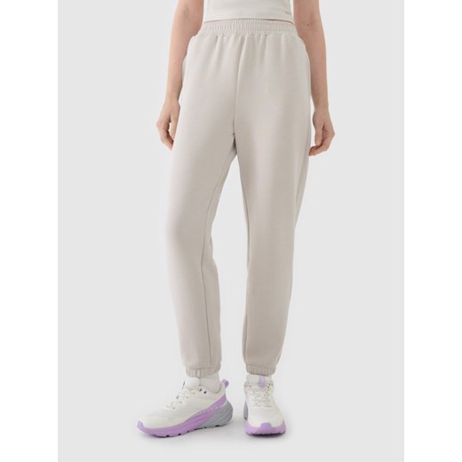 Damskie spodnie dresowe joggery 4F 4FWSS25TTROF1010 - beżowe ze sklepu Sportstylestory.com w kategorii Spodnie damskie - zdjęcie 178187879