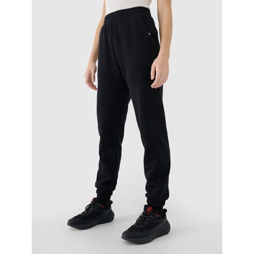 Damskie spodnie dresowe joggery 4F 4FWSS25TTROF1013 - czarne ze sklepu Sportstylestory.com w kategorii Spodnie męskie - zdjęcie 178187927
