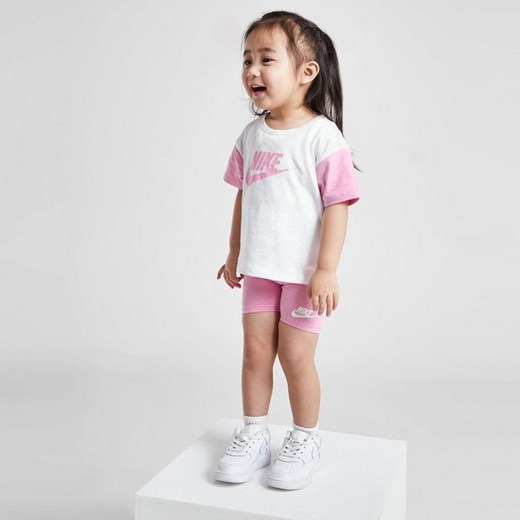NIKE KOMPLET (G)CBLK TEE/SHT WHT/PNK G ze sklepu JD Sports  w kategorii Komplety dziewczęce - zdjęcie 178190005