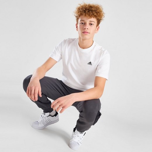 ADIDAS T-SHIRT CORE LGO T WHT B ze sklepu JD Sports  w kategorii T-shirty chłopięce - zdjęcie 178190297