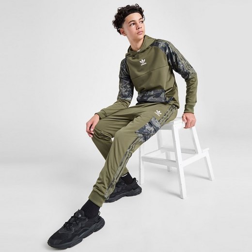 ADIDAS SPODNIE BOS CAMO JOG OLV/BLK B ze sklepu JD Sports  w kategorii Spodnie chłopięce - zdjęcie 178191295
