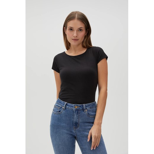 Dopasowany t-shirt czarny ze sklepu Moodo.pl w kategorii Bluzki damskie - zdjęcie 178202918