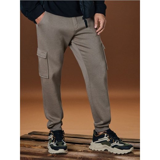 Sinsay - Spodnie tapered cargo fit - brązowy ze sklepu Sinsay w kategorii Spodnie męskie - zdjęcie 178204307