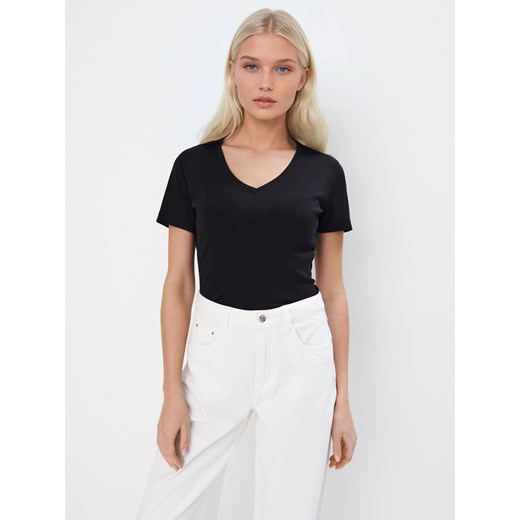 Mohito - T-shirt z dekoltem V - czarny ze sklepu Mohito w kategorii Bluzki damskie - zdjęcie 178207335
