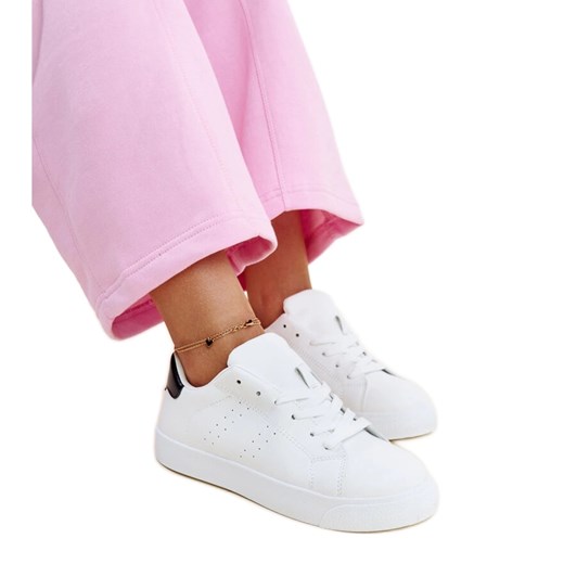 Biało-czarne sneakersy Akila białe ze sklepu ButyModne.pl w kategorii Trampki damskie - zdjęcie 178226736