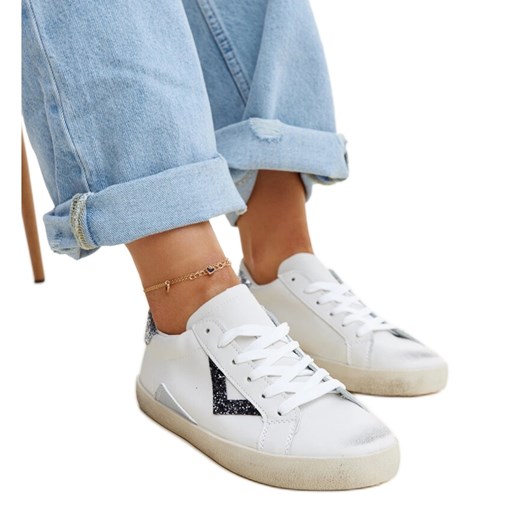 Białe sneakersy z efektem ,,znoszenia&#39;&#39; Gombola ze sklepu ButyModne.pl w kategorii Trampki damskie - zdjęcie 178226737