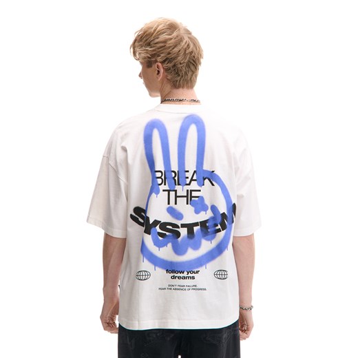 Cropp - Biała koszulka boxy z napisami i grafitti - kremowy ze sklepu Cropp w kategorii T-shirty męskie - zdjęcie 178241479
