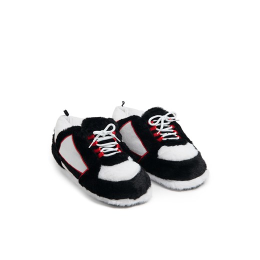 Cropp - Pluszowe kapcie sneakersy - czarny ze sklepu Cropp w kategorii Kapcie męskie - zdjęcie 178243379