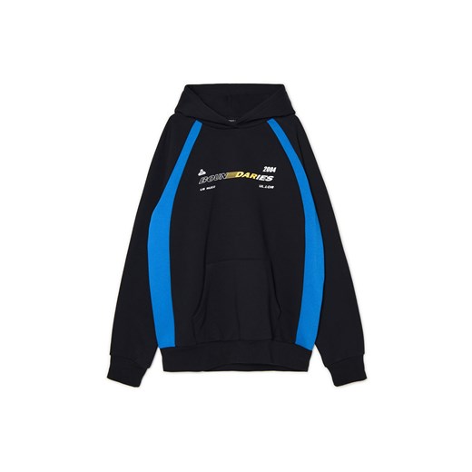 Cropp - Czarna bluza hoodie z nadrukiem - czarny ze sklepu Cropp w kategorii Bluzy męskie - zdjęcie 178243398