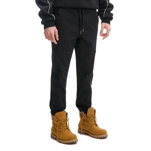 Cropp - Czarne spodnie joggery regular - czarny ze sklepu Cropp w kategorii Spodnie męskie - zdjęcie 178268126