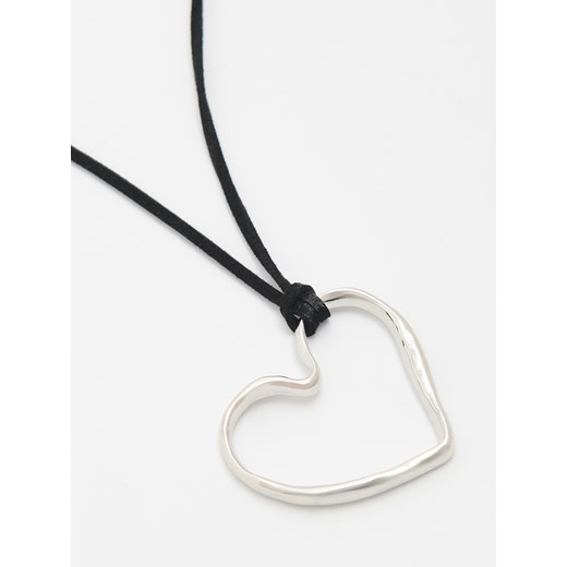 Cropp - Naszyjnik na rzemyku z zawieszką serca - srebrny Cropp Uniwersalny Cropp