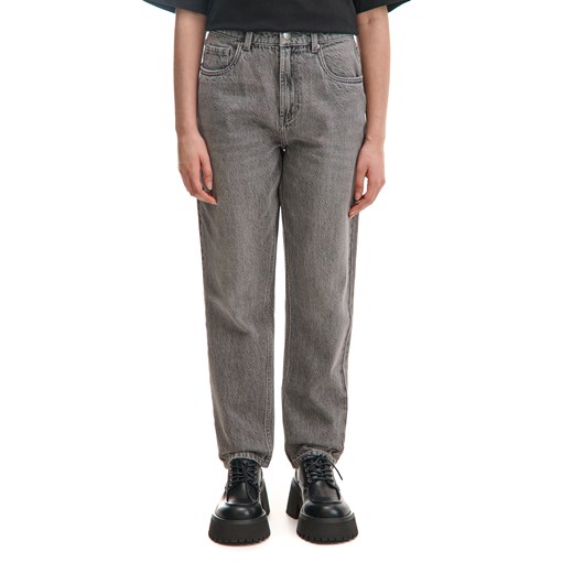 Cropp - Szare jeansy mom z efektem sprania - szary ze sklepu Cropp w kategorii Jeansy damskie - zdjęcie 178268188